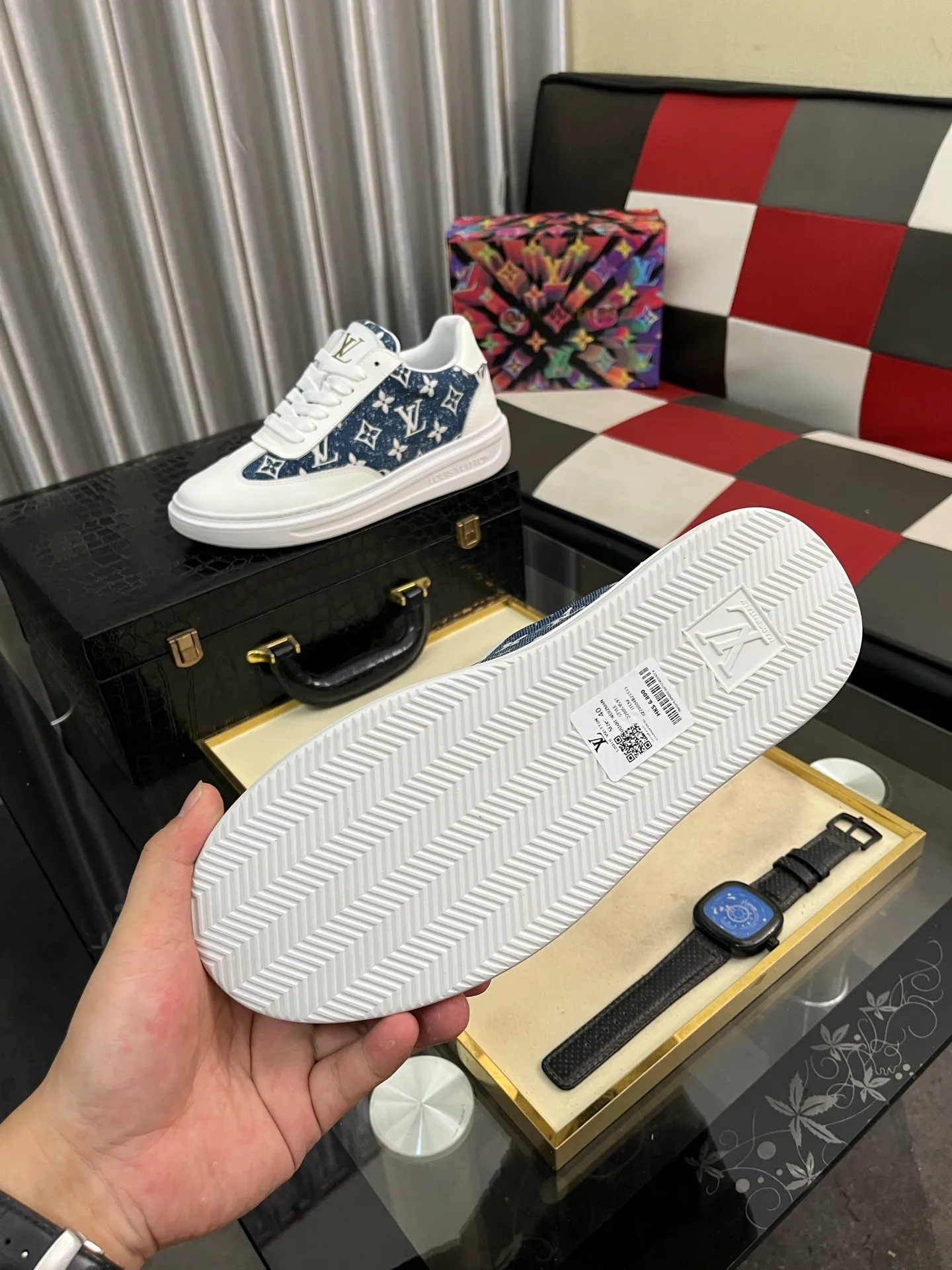 Men's shoes 💰540⌚️⌚️ Louis vuitton/LV Louis Vuitton 》Original quality.~ Unique modern style sneakers. 🏃A must-have casual shoe for trendy men😍😍 Original brand imported from Italy, imported original leather, sheep lining (refuses to discolor and grind feet) Sole: Original sole provided by the original factory, French lazy style design ⚠️Fit to the feet, original quality, super comfortable original sole. Code number: 38-445️⃣Colors available